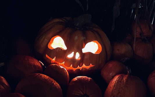 Come preparare una zucca di Halloween illuminata e intagliata