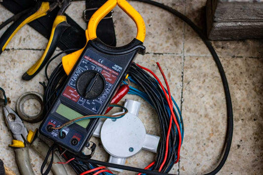 Spellare i cavi elettrici, ecco tecniche e strumenti