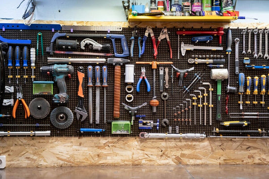 Quali sono utensili e strumenti di sicurezza per i lavori in officina?